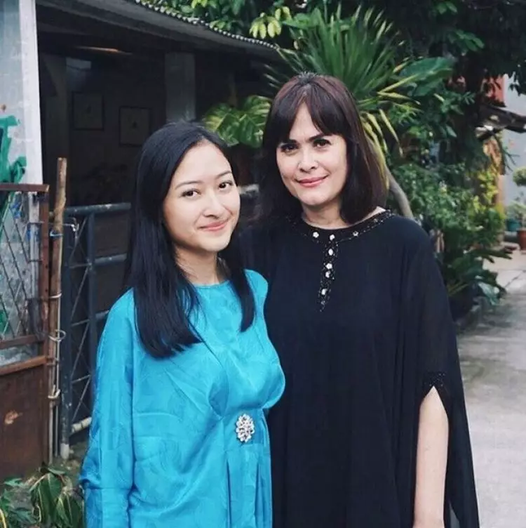 Ibu dan anak beda keyakinan tetap harmonis, ini 7 potret kedekatan Sandy Harun dan Puteri Modiyanti