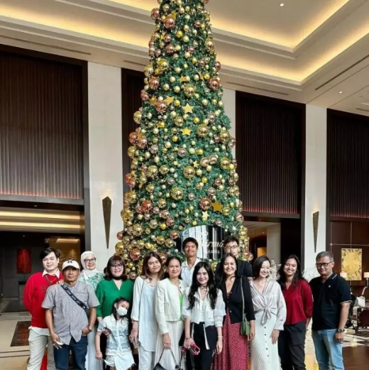 Ibu dan anak beda keyakinan tetap harmonis, ini 7 potret kedekatan Sandy Harun dan Puteri Modiyanti