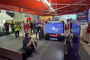 Menikmati pensiun dengan santai, 7 Potret SBY karaokean di toko elektronik ini banjir pujian