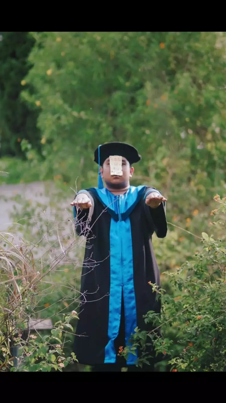 Konsep foto wisuda di makam ini awalnya dikira cerita sedih, endingnya di luar nurul, ini 7 potretnya