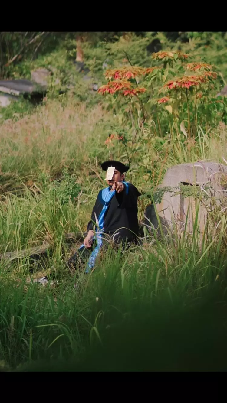 Konsep foto wisuda di makam ini awalnya dikira cerita sedih, endingnya di luar nurul, ini 7 potretnya