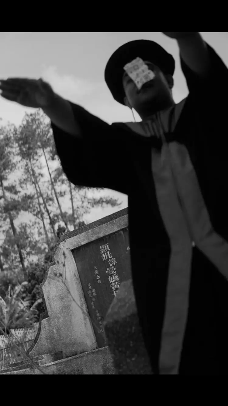 Konsep foto wisuda di makam ini awalnya dikira cerita sedih, endingnya di luar nurul, ini 7 potretnya