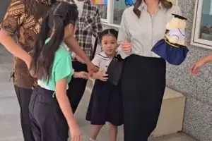 8 Potret akrab Ruben Onsu dan Sarwendah usai cerai, kompak hadiri kelulusan Thania Putri Onsu disorot