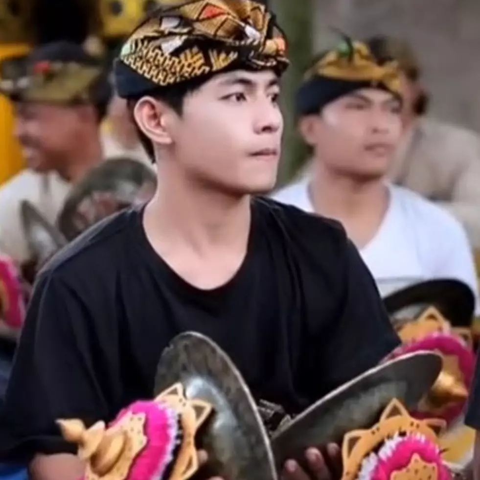 Ingat pemain kendang yang disebut mirip V BTS? Ini 9 potretnya jalani photoshoot bak idol K-Pop