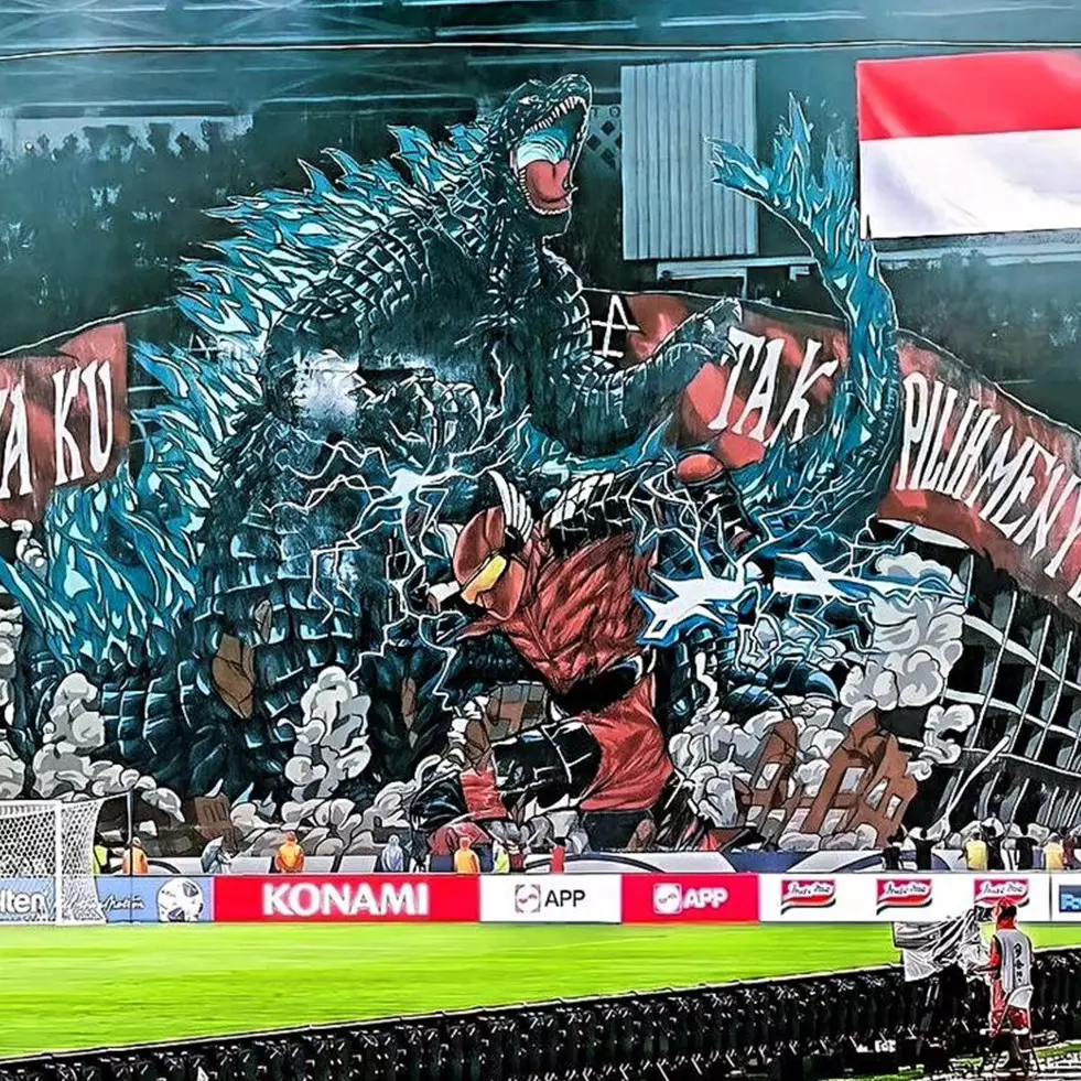 Koreo Gundala vs Godzilla saat Indonesia vs Jepang viral, 7 potret usaha suporter di baliknya dipuji