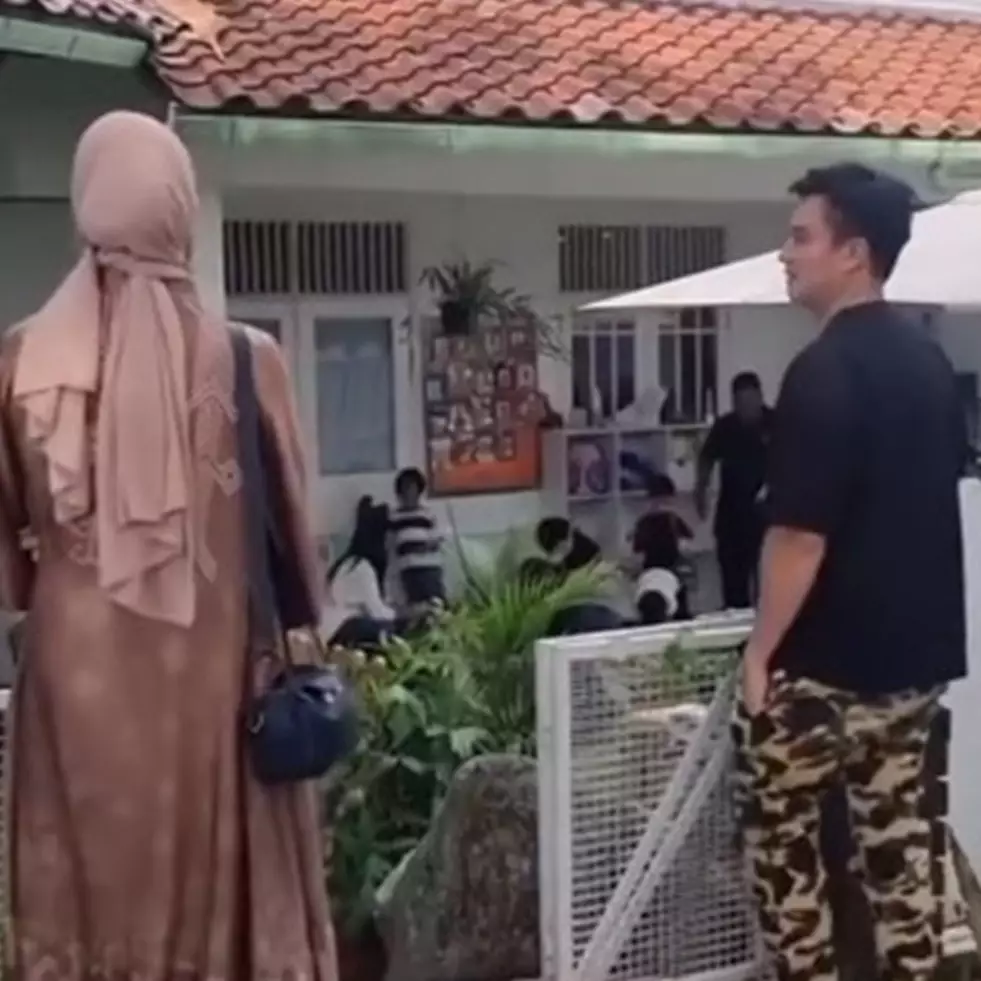 7 Momen Paula Verhoeven bertemu Baim Wong saat jemput anak sekolah, gaya cuek sang model tuai pujian