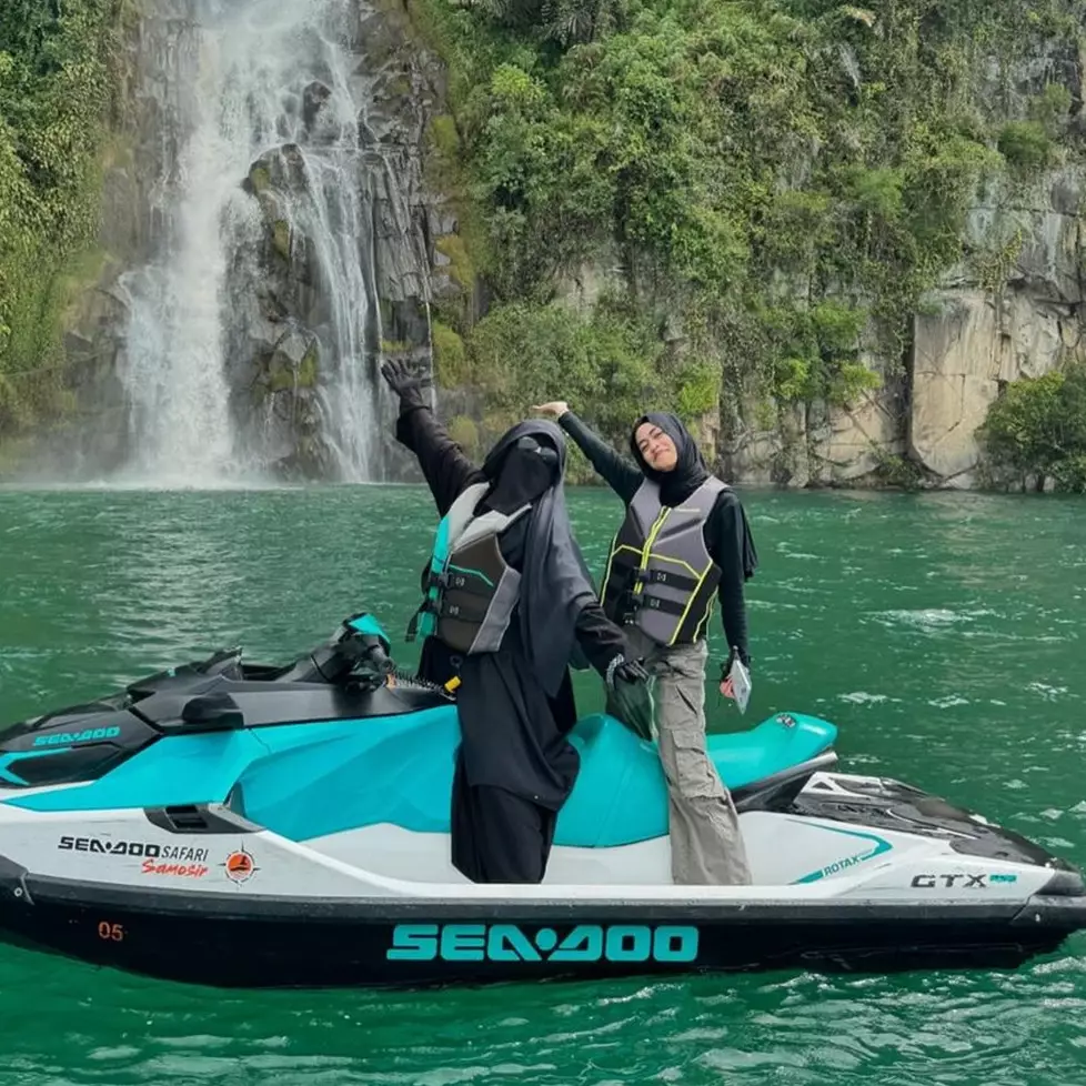 9 Potret aksi Umi Pipik bercadar tapi tetap lincah ngebut naik jet ski di Danau Toba ini bikin kagum
