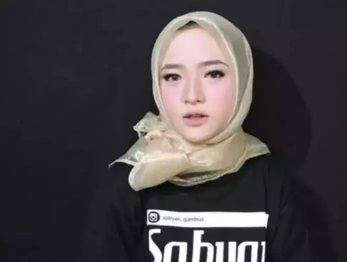 Beda gaya makeup Nissa Sabyan dan Ririe Fairus Berbagai sumber Beda gaya makeup Nissa Sabyan dan Ririe Fairus Berbagai sumber