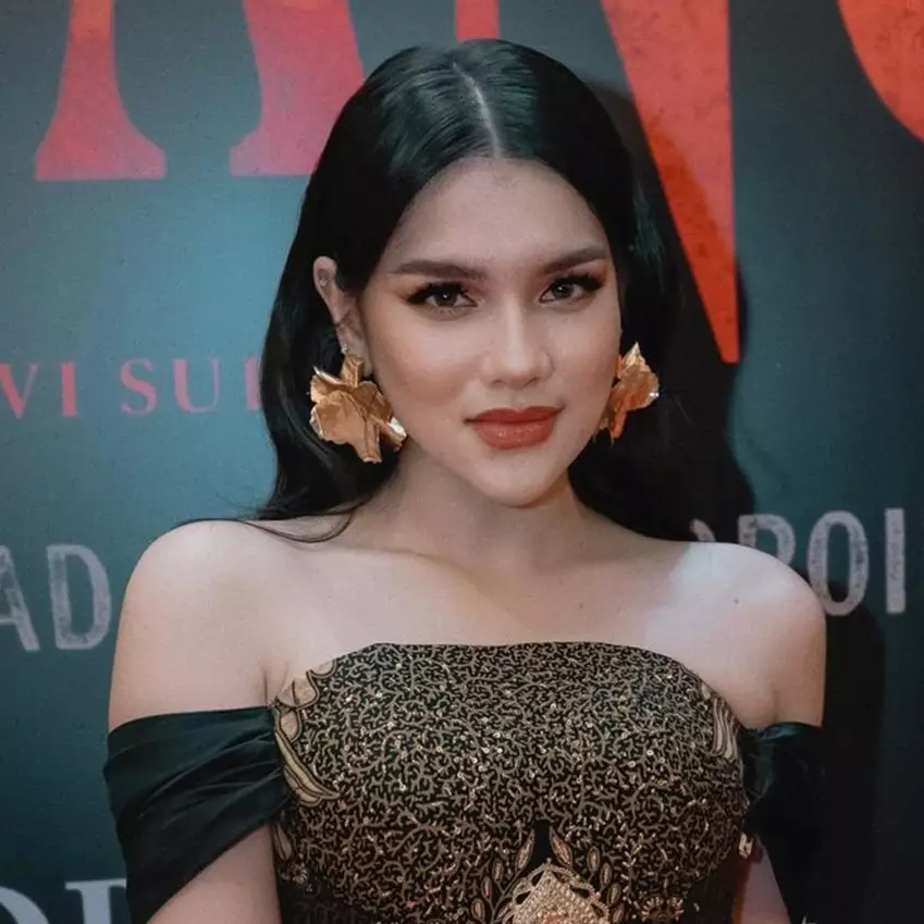 Kecantikan Davina Karamoy nggak luntur meski direkam pakai kamera warganet, ini 9 potretnya