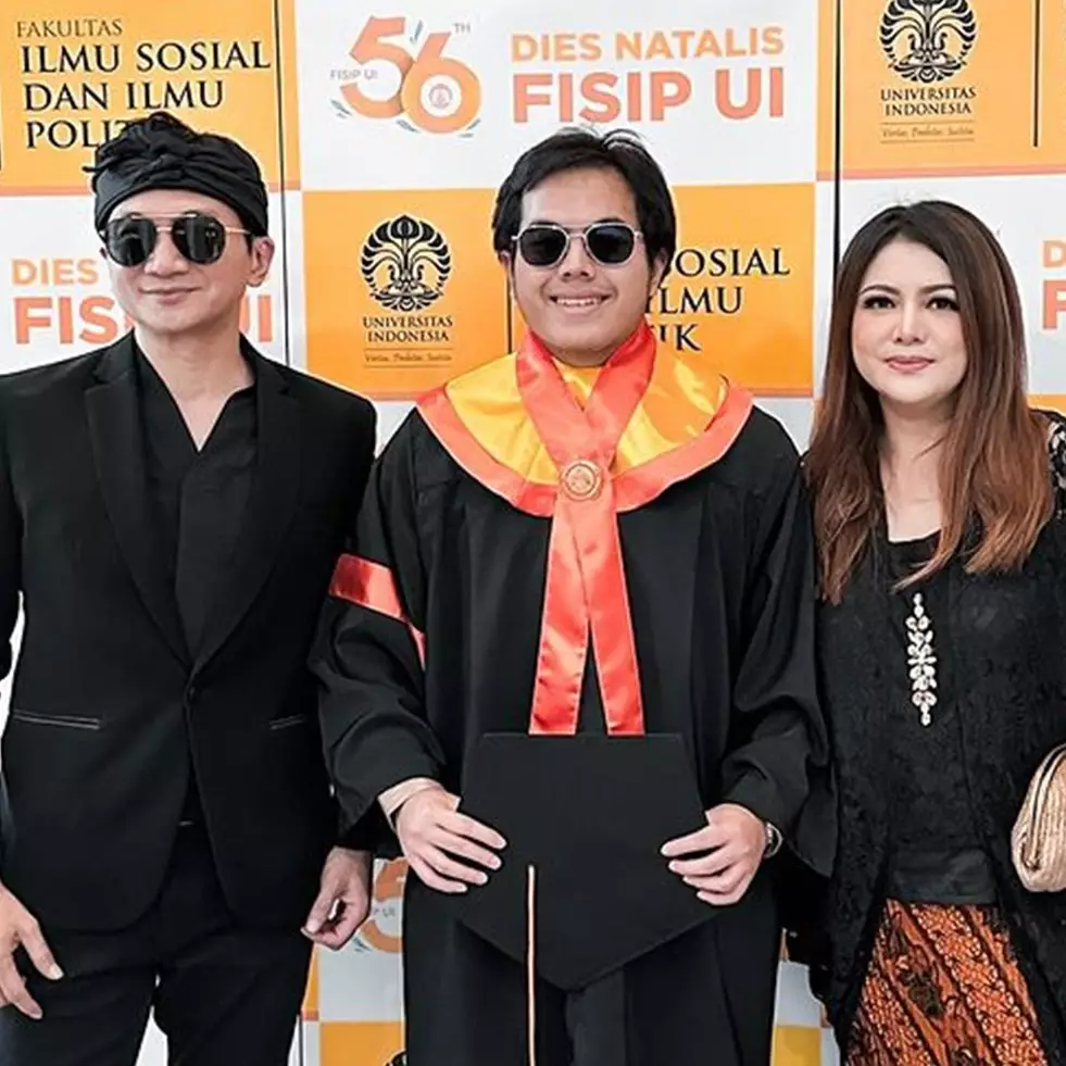 Akur dengan mantan istri, ini 6 momen Anji beri kado ulang tahun untuk Wina Natalia