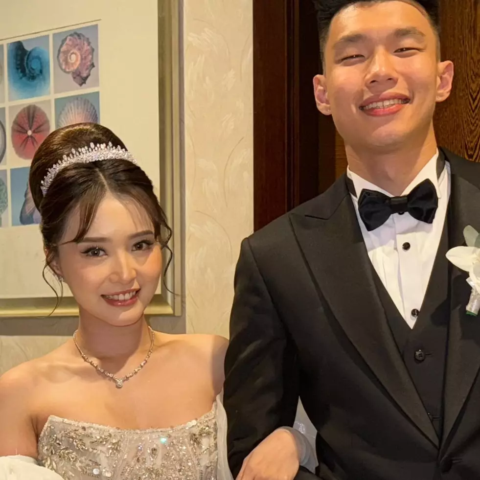 8 Gaya seleb foto bareng Vincent di pesta pernikahan dengan Vior ini bikin salah fokus