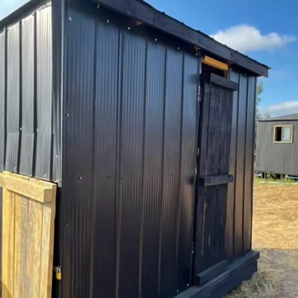 Dari luar tampak gudang, ruangan ini ternyata kamar mandi estetik ala villa, intip 9 potretnya