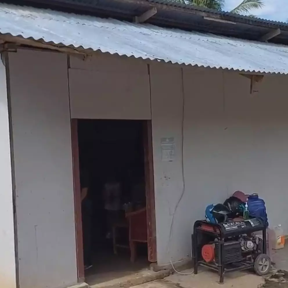 Rumah dinding triplek beratap seng ini ternyata punya kamar mandi bak hotel bintang 5, ini 9 potretnya