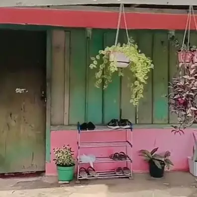 Tampak buluk dari luar, 11 potret rumah kayu ini dalamnya full berwarna pink tapi estetik