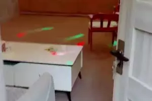 Dari luar mirip pos kamling, 8 potret ruang tamu ini bergemerlap tempat karaoke eksklusif