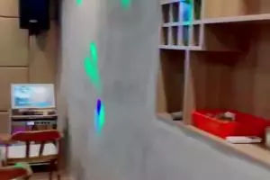 Dari luar mirip pos kamling, 8 potret ruang tamu ini bergemerlap tempat karaoke eksklusif