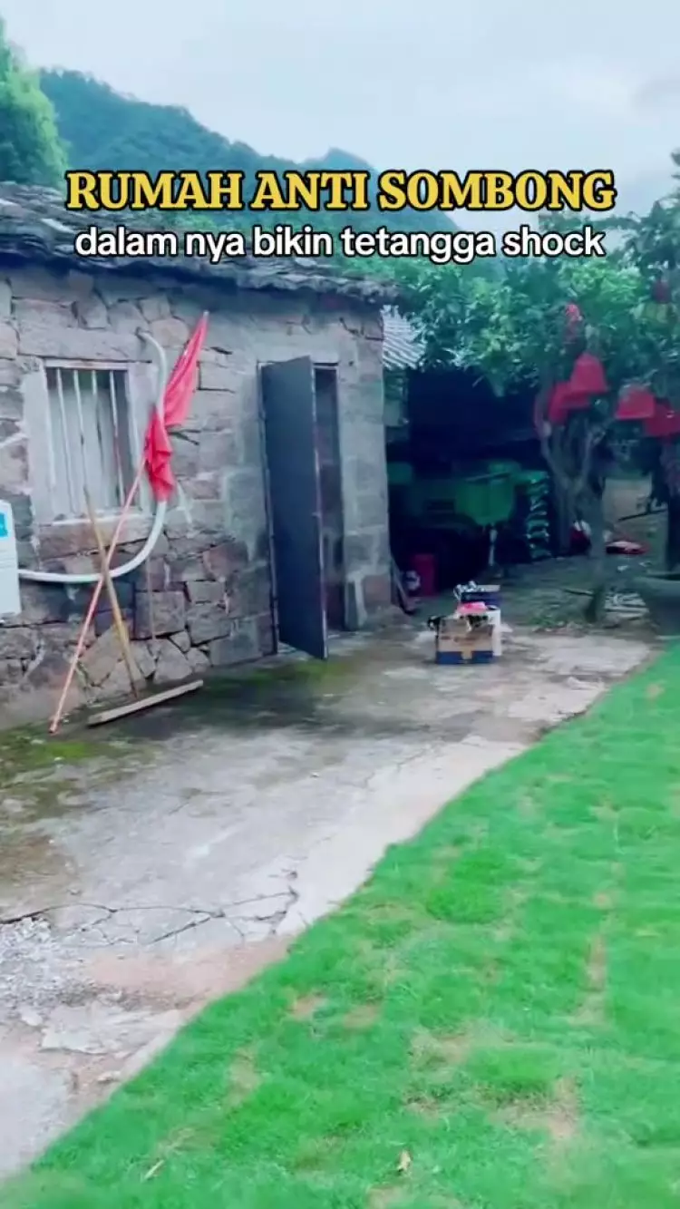 Dari luar mirip pos kamling, 8 potret ruang tamu ini bergemerlap tempat karaoke eksklusif