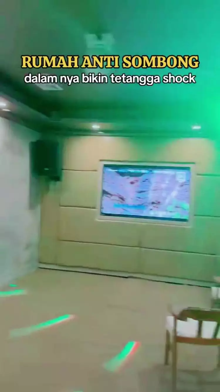 Dari luar mirip pos kamling, 8 potret ruang tamu ini bergemerlap tempat karaoke eksklusif