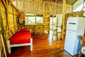 Rumah kayu beratap seng tampak kumuh dari luar tapi dalamnya bak vila estetik, ini 7 potretnya