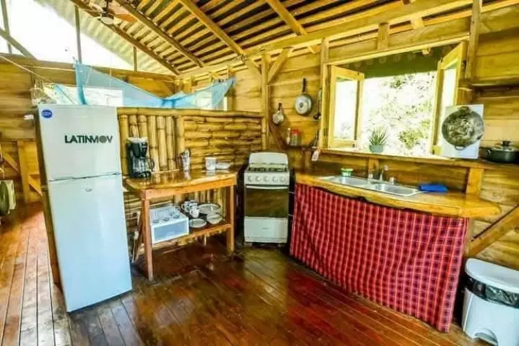 Rumah kayu beratap seng tampak kumuh dari luar tapi dalamnya bak vila estetik, ini 7 potretnya