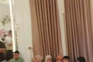 Dari luar sederhana berdinding papan, intip 9 potret rumahnya yang mewah pol serba bernuansa emas