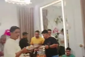 Dari luar sederhana berdinding papan, intip 9 potret rumahnya yang mewah pol serba bernuansa emas