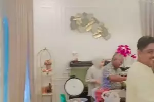 Dari luar sederhana berdinding papan, intip 9 potret rumahnya yang mewah pol serba bernuansa emas