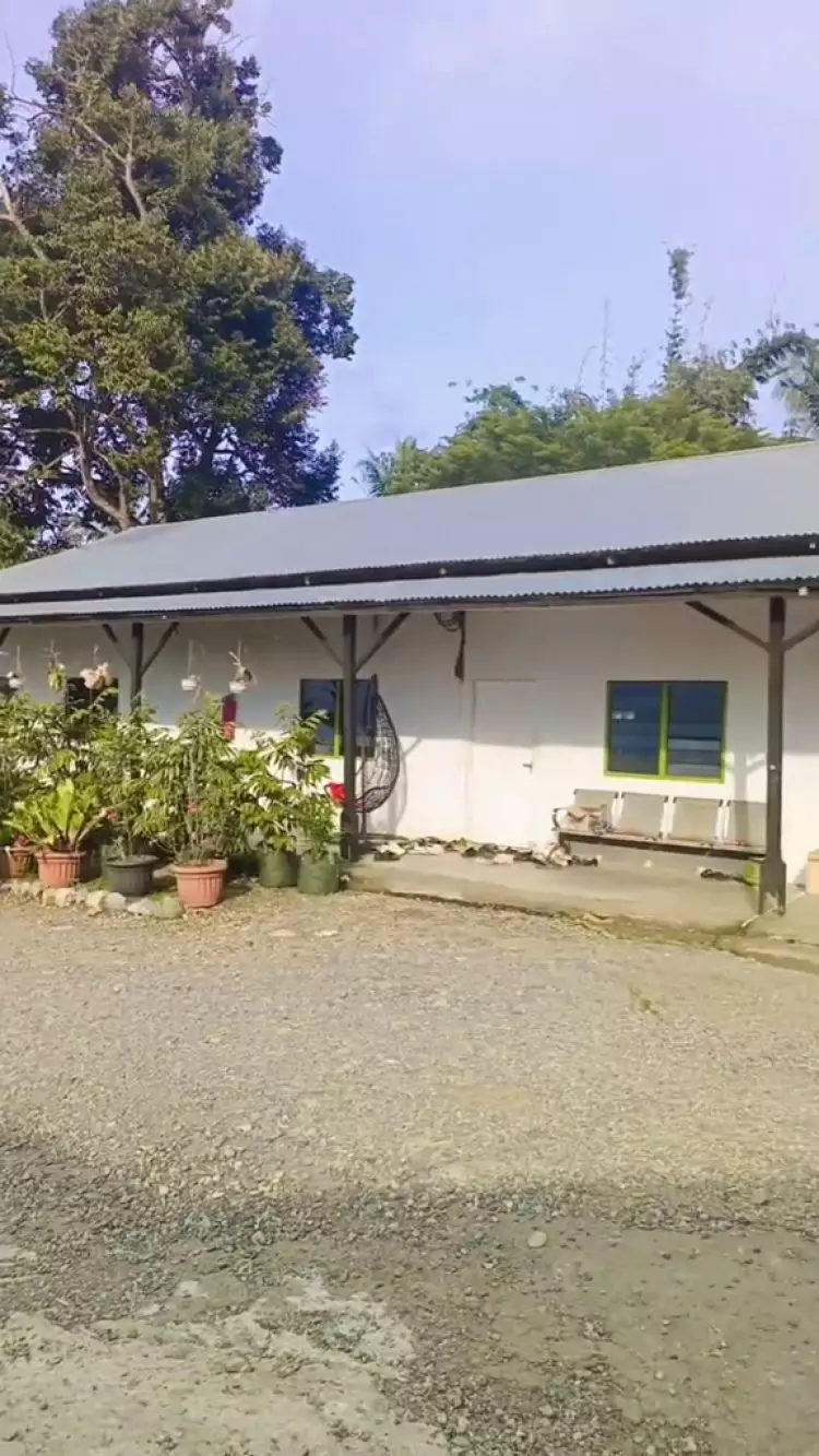 Dari luar sederhana berdinding papan, intip 9 potret rumahnya yang mewah pol serba bernuansa emas