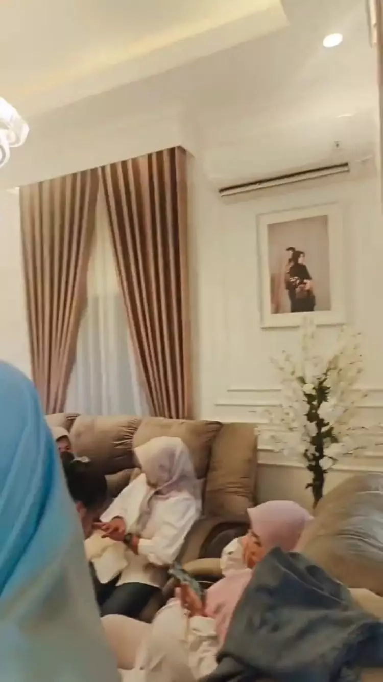 Dari luar sederhana berdinding papan, intip 9 potret rumahnya yang mewah pol serba bernuansa emas