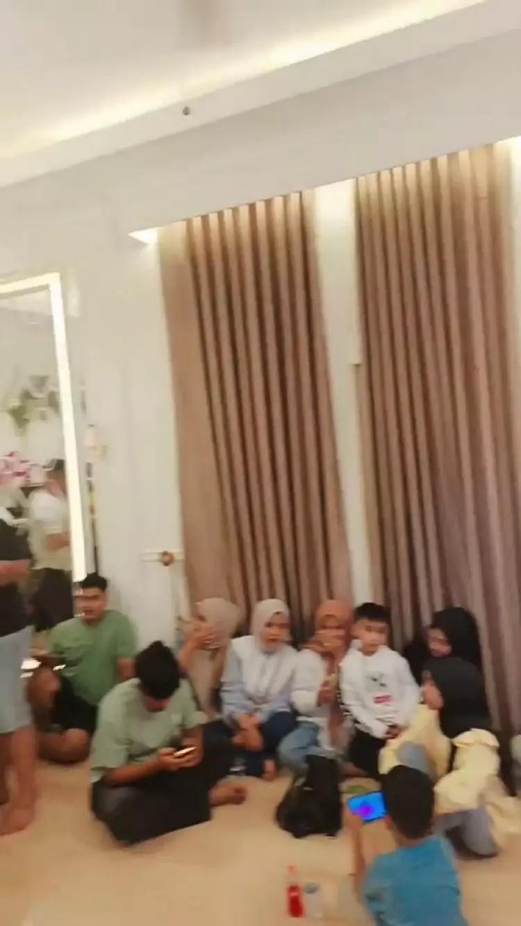 Dari luar sederhana berdinding papan, intip 9 potret rumahnya yang mewah pol serba bernuansa emas