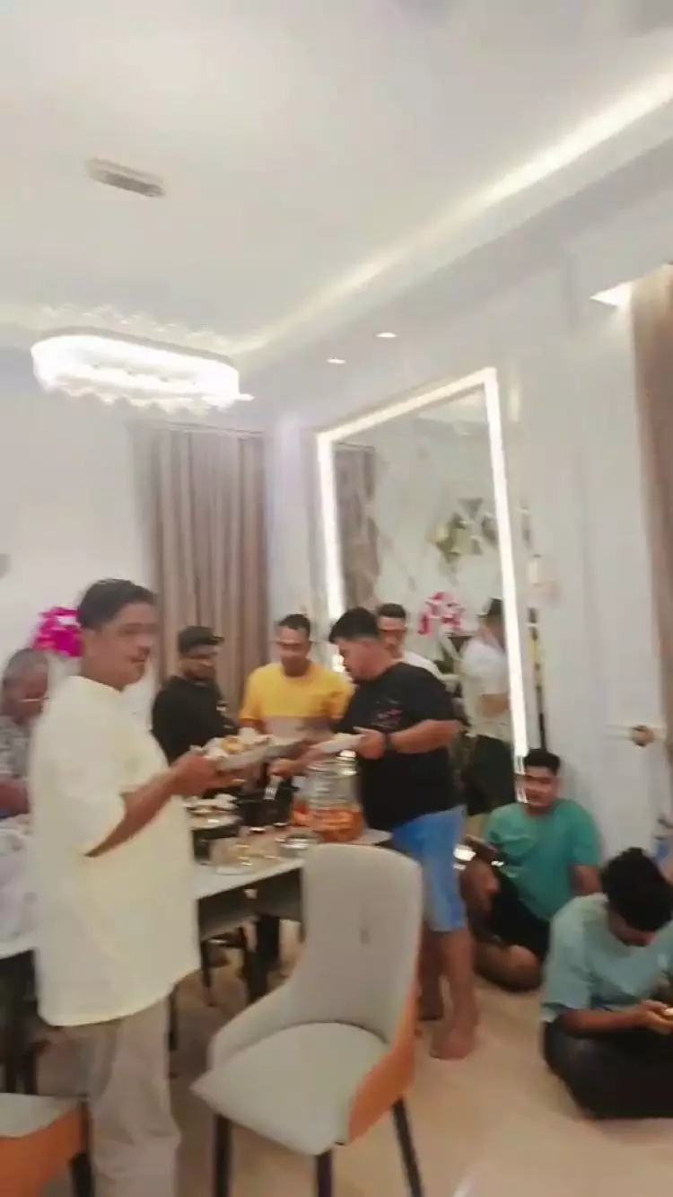 Dari luar sederhana berdinding papan, intip 9 potret rumahnya yang mewah pol serba bernuansa emas