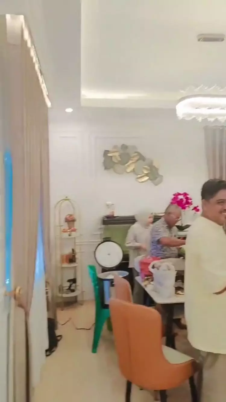 Dari luar sederhana berdinding papan, intip 9 potret rumahnya yang mewah pol serba bernuansa emas