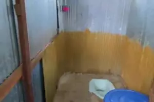 10 Potret rumah pinggir sungai ini minimalis, toiletnya bikin salfok