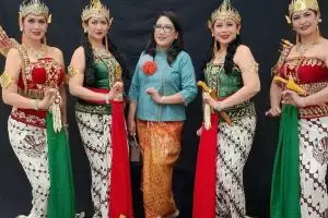 Usia sudah 57 tahun tetap memesona, begini 9 potret cantik Ira Wibowo saat bawakan tarian Srikandi