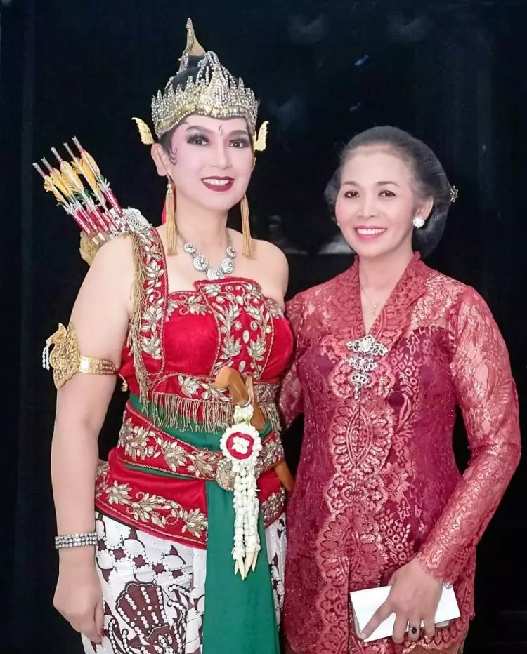 Usia sudah 57 tahun tetap memesona, begini 9 potret cantik Ira Wibowo saat bawakan tarian Srikandi