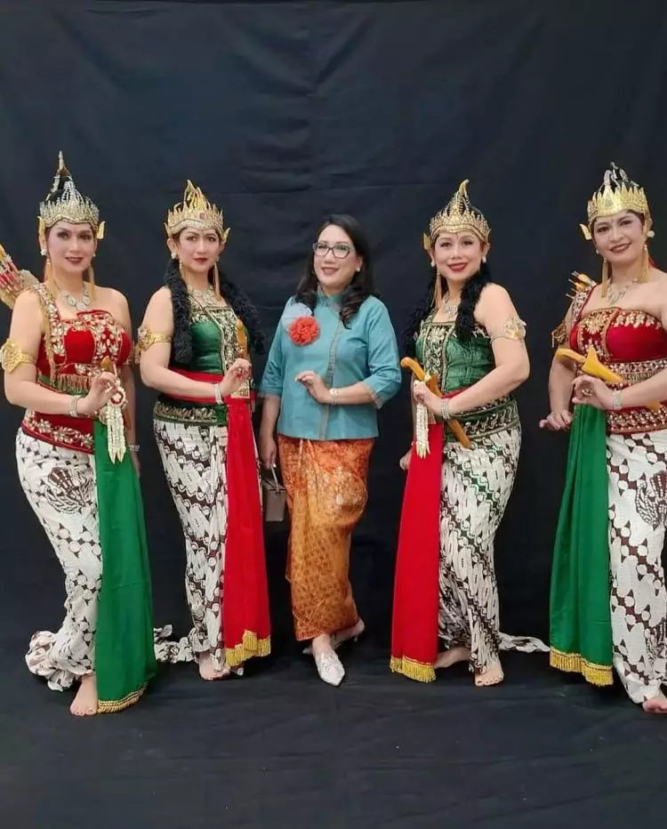 Usia sudah 57 tahun tetap memesona, begini 9 potret cantik Ira Wibowo saat bawakan tarian Srikandi