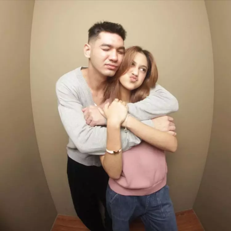 9 Potret Asila Maisa anak Ramzi foto bareng cowok yang diduga kekasih, mesra berpelukan