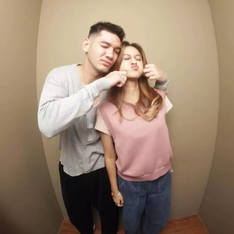 9 Potret Asila Maisa anak Ramzi foto bareng cowok yang diduga kekasih, mesra berpelukan