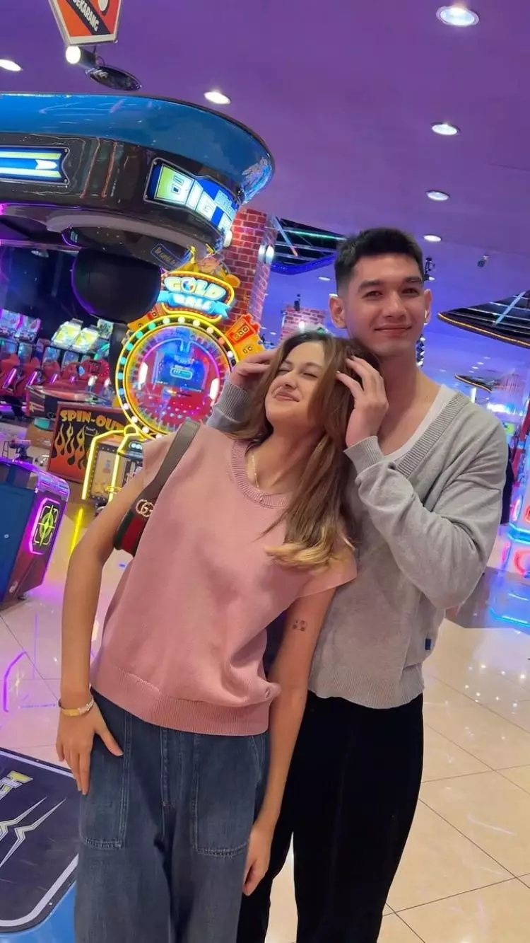 9 Potret Asila Maisa anak Ramzi foto bareng cowok yang diduga kekasih, mesra berpelukan