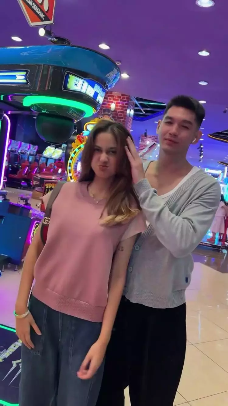 9 Potret Asila Maisa anak Ramzi foto bareng cowok yang diduga kekasih, mesra berpelukan