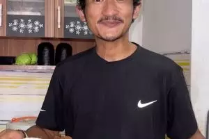 Isa Bajaj ogah dicap bangkrut karena jualan di warung dan pasar, ini 9 potretnya jadi pedagang