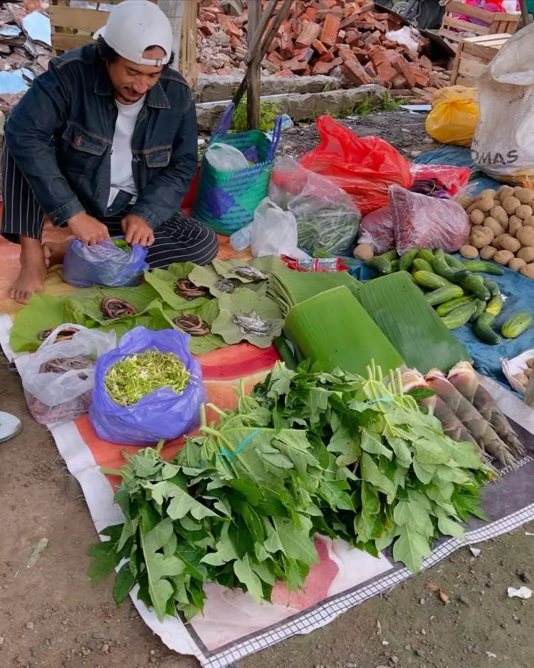 Isa Bajaj ogah dicap bangkrut karena jualan di warung dan pasar, ini 9 potretnya jadi pedagang