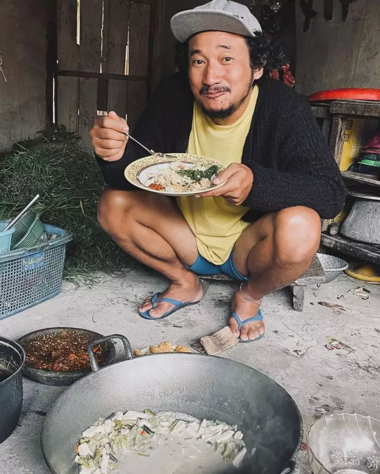 Isa Bajaj ogah dicap bangkrut karena jualan di warung dan pasar, ini 9 potretnya jadi pedagang