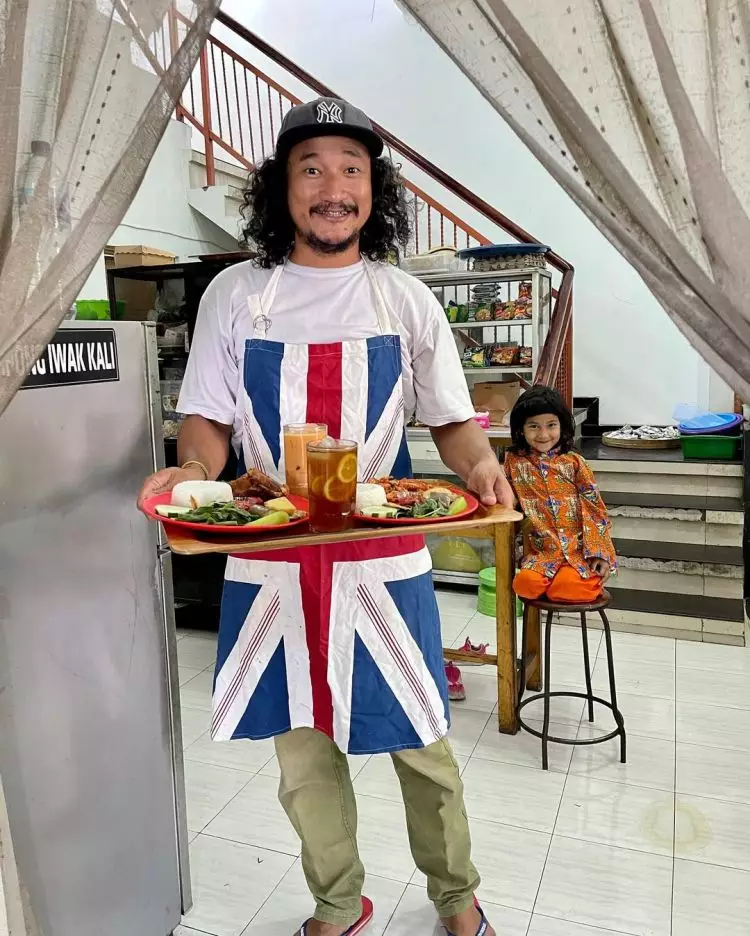 Isa Bajaj ogah dicap bangkrut karena jualan di warung dan pasar, ini 9 potretnya jadi pedagang
