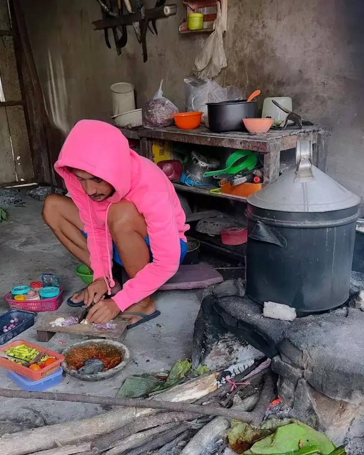 Isa Bajaj ogah dicap bangkrut karena jualan di warung dan pasar, ini 9 potretnya jadi pedagang