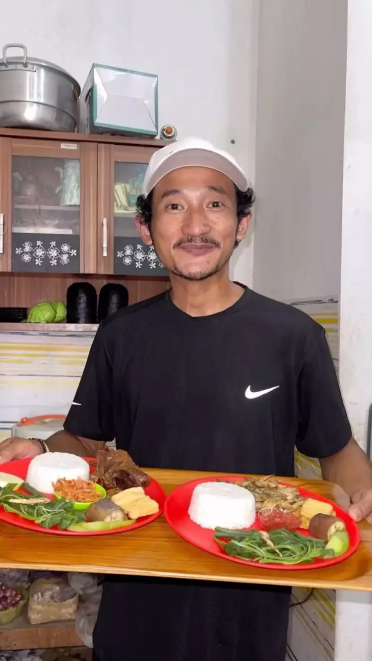 Isa Bajaj ogah dicap bangkrut karena jualan di warung dan pasar, ini 9 potretnya jadi pedagang
