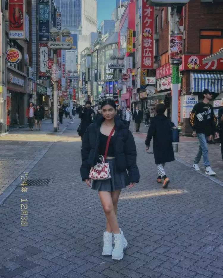 Tepis kabar pernikahan, 9 potret kemesraan Ratu Sofya dan Cornelio Sunny di Jepang malah tuai cibiran