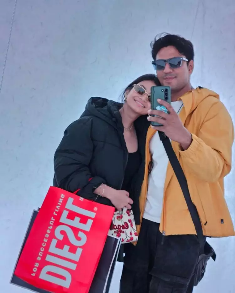 Tepis kabar pernikahan, 9 potret kemesraan Ratu Sofya dan Cornelio Sunny di Jepang malah tuai cibiran