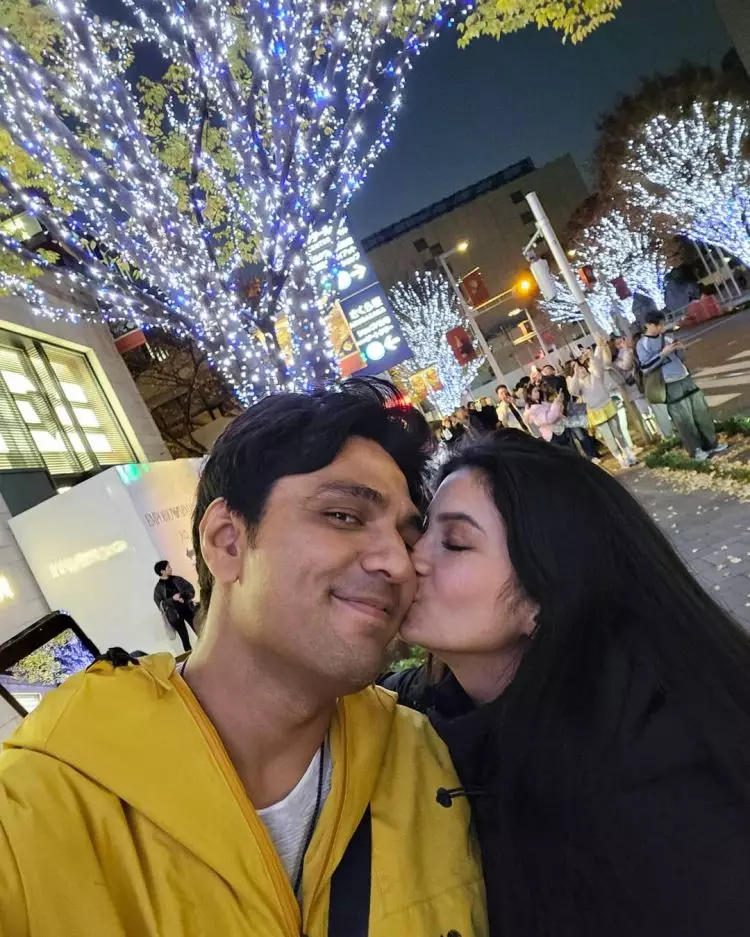 Tepis kabar pernikahan, 9 potret kemesraan Ratu Sofya dan Cornelio Sunny di Jepang malah tuai cibiran