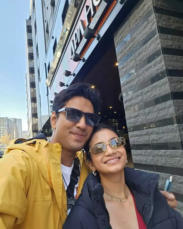 Tepis kabar pernikahan, 9 potret kemesraan Ratu Sofya dan Cornelio Sunny di Jepang malah tuai cibiran